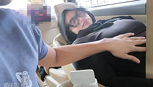 Ofis arabasıyla tesettürlü bir iş arkadaşını şehir dışına çıkarıyor - minokiiko