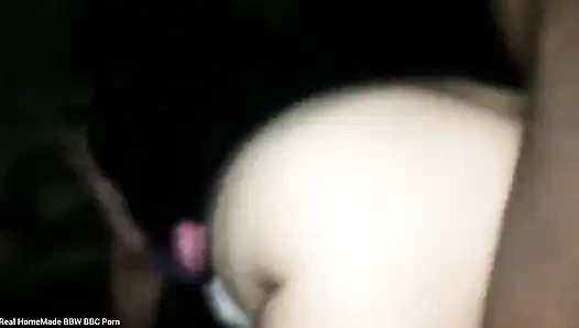 Hintli iri güzel kadın açık havada inleyerek orgazm oluyor