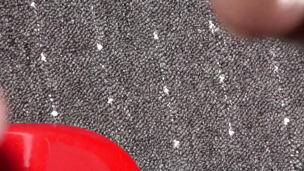 Fată obraznică satisfăcută cu o pulă mare și neagră în pizda ei umedă