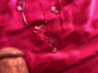 Sexy camicia da notte di raso rosa fatta saltare con un carico di sperma grasso
