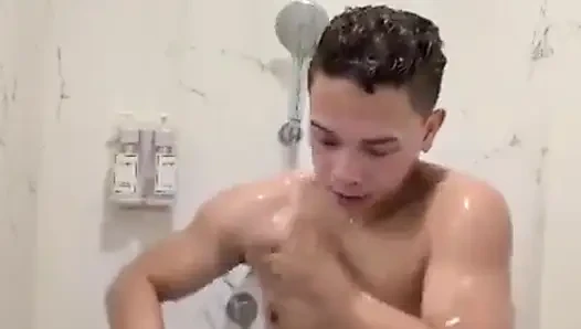 Filipinli kaslı twink otel duşunda sert yarağını patlayana kadar okşuyor