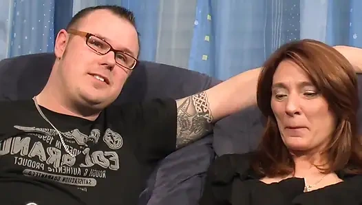 Erster geiler dreier für diese beiden heißen hausfrauen bringt sie zu einem intensiven orgasmus