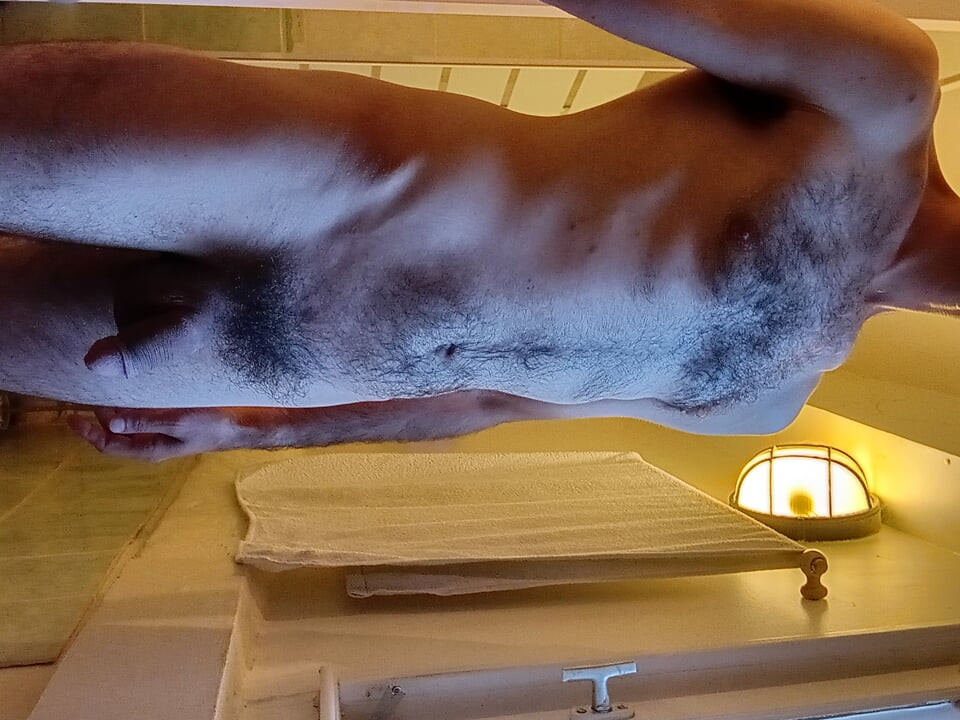 A cool shower, facing the neighbor, do you want to soap me?