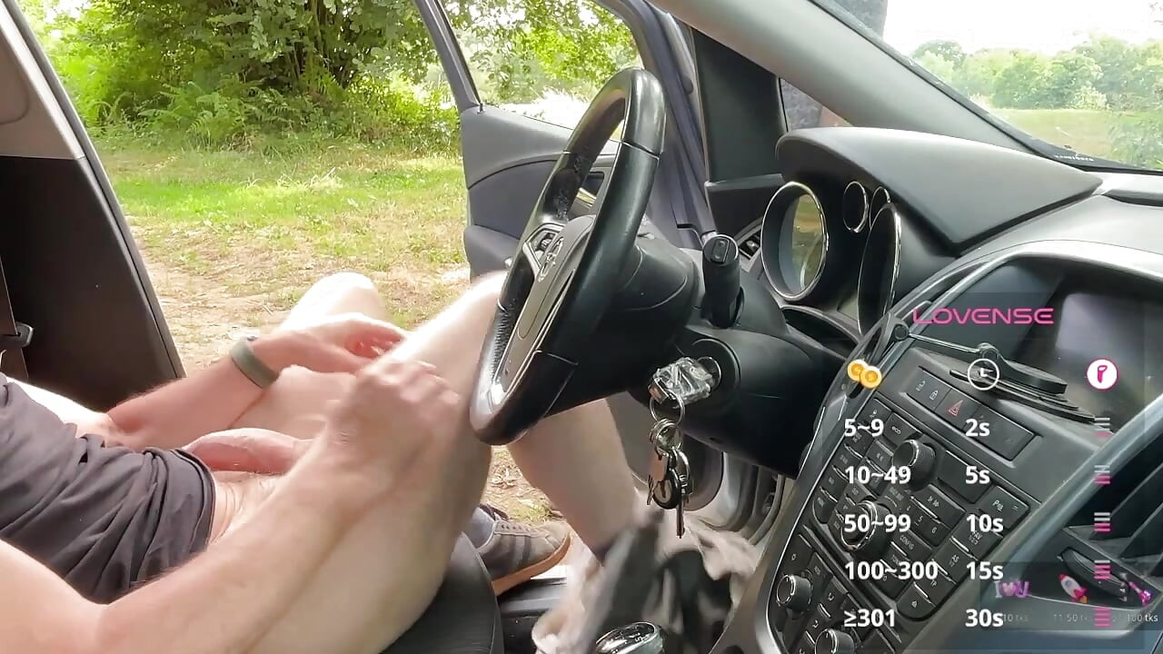 Un encuentro en coche soleado
