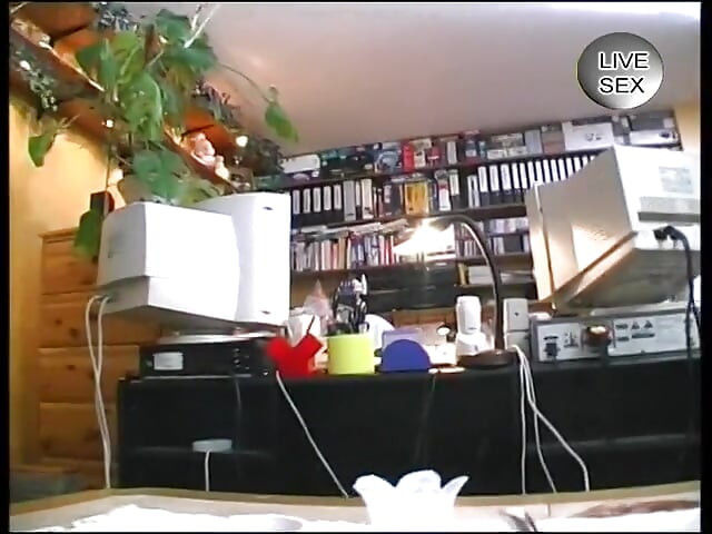 큰 젖탱이의 갈색 머리의 보지를 핑거링하고 펠라해주기