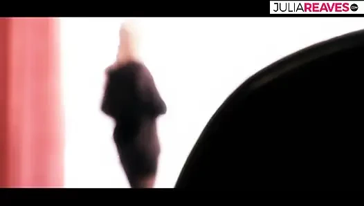 Ateşli kız canavar bir yarak sıkı amcığını sikerken zevkle çığlık atıyor