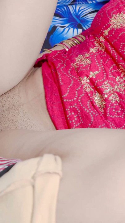 Stiefzus heeft eindelijk seks voor haar vriendje, kijk naar scheten en een orgasme aan het einde, duidelijke hindi -audio | Clip 1