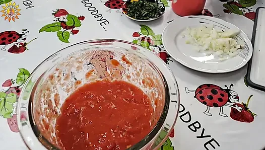 Mila Naturist готовит лучший мясной соус голышом