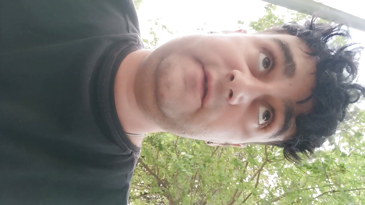 Fumando al aire libre y mostrando bolas y polla suave sin cortar