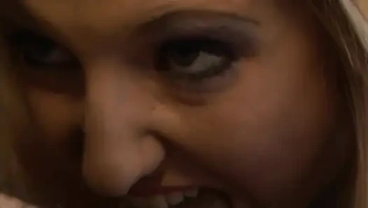 Cewek semok rambut pirang ini dientot habis-habisan sama kontol besar sampai dicrot di dalam