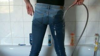 duschen in stretchjeans und Lycrabody