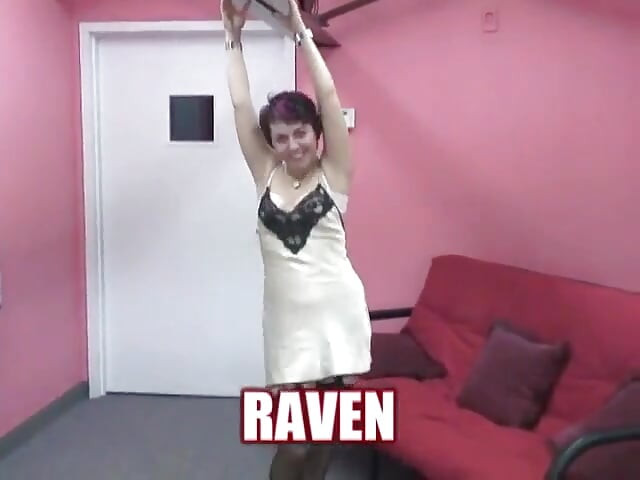 Raven joue avec sa douce chatte