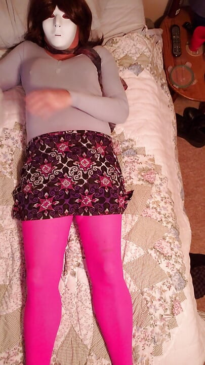 Gay Crossdresser mengusik dalam minyak, pantyhose, leotard dan skirt. Saya berminyak sehingga melancap, bunyi zakar dan pancutan mani.