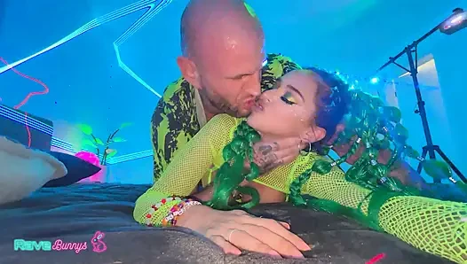 Neon-schönheit armani black rutscht aus der rave für eine lustvolle affäre!