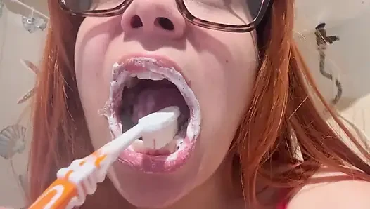 Sana dişlerimi ve günlük diş temizleme rutinimi nasıl fırçaladığımı göstereyim.