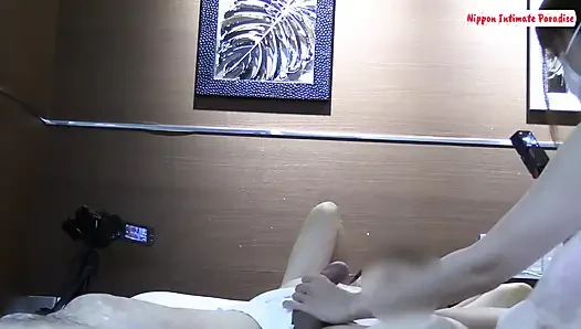 Si cewek imut dengan tubuh aduhai ini lagi asik muasin memeknya pakai jari sampai lututnya menganga lebar