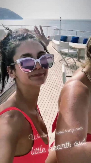 Nina Dobrev en haar hete vriendin dansen op een boot, selfie