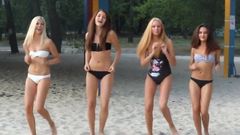 Mooie sexy Russische meisjes die op het strand dansen