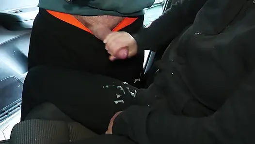 Büyük boşalma!!! Bir yabancıya elle muamele çektim ve üzerime geldi