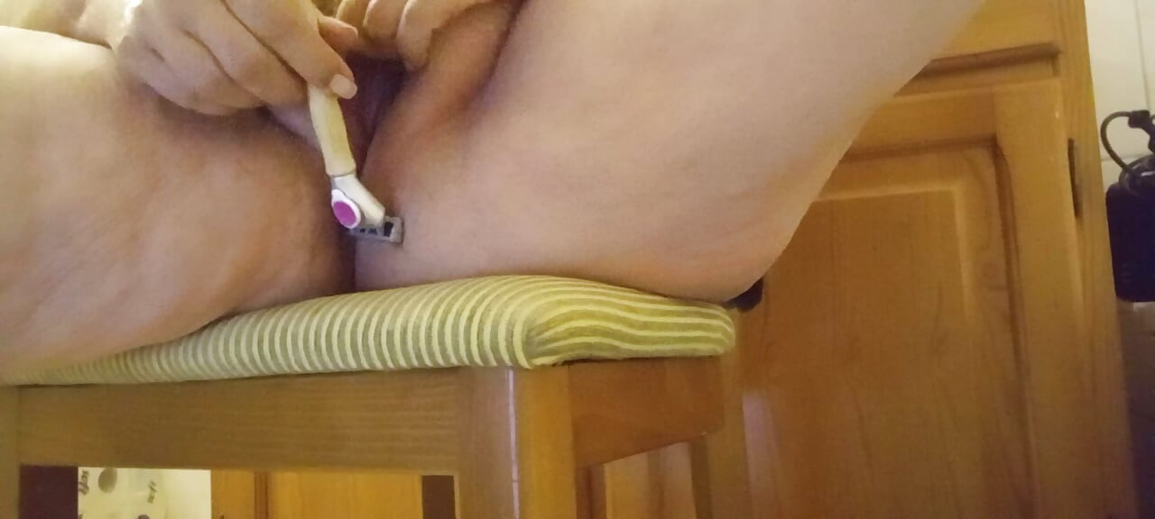 Thick 53-year-old amateur shaves her hairy pussy close-up - Part 3