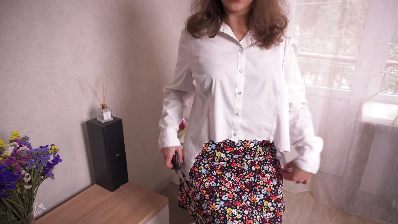 Compañera de cuarto sexy se rasga la ropa para provocarte