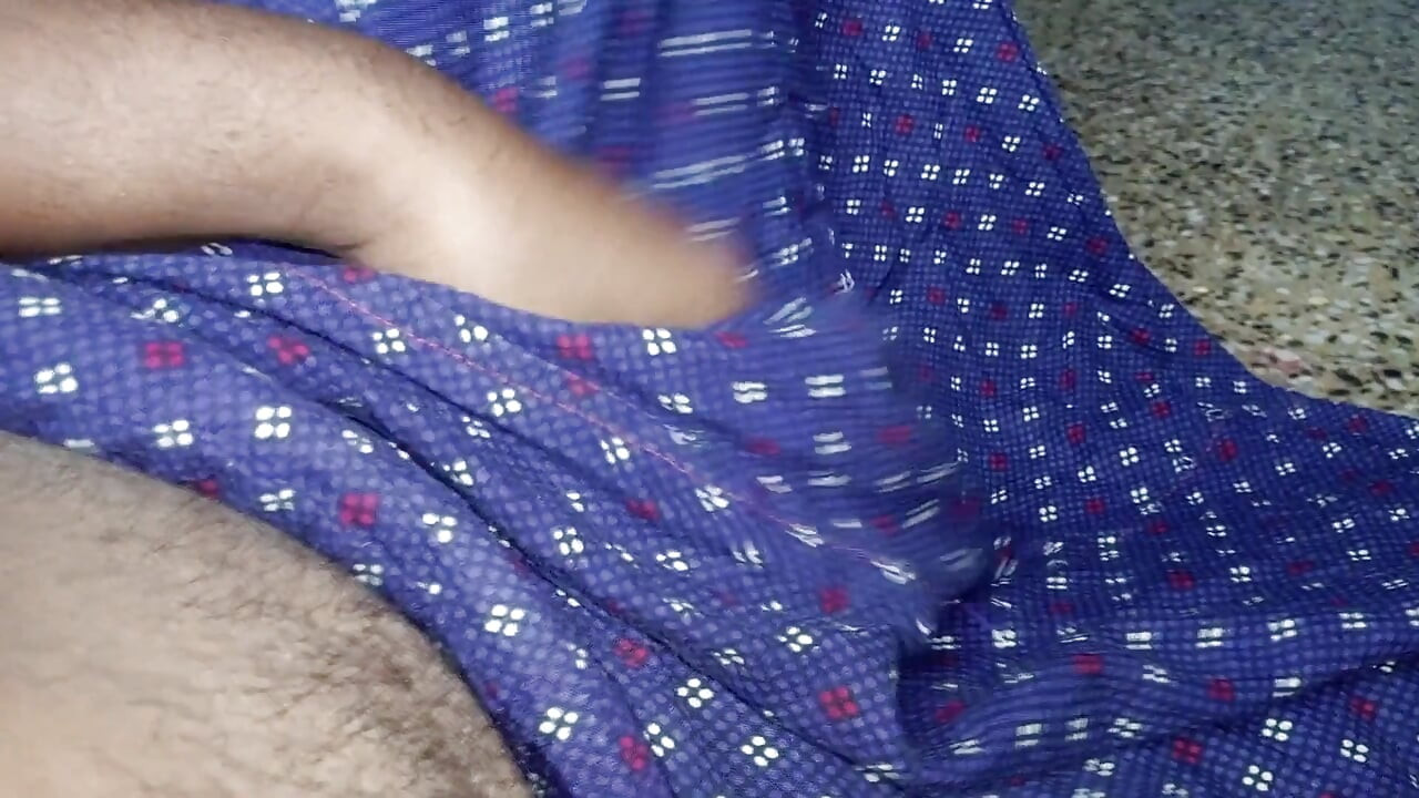 Un Indien à grosse bite suce et lèche un trou de chatte