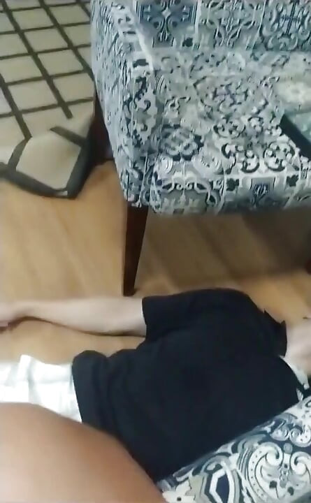 Фут-фейс раба под столом Тха