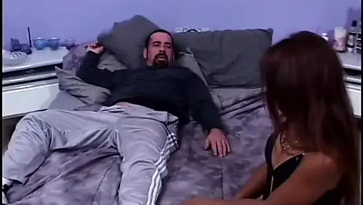 Pria kulit putih lagi asik nyepong kontol pelacur Asia