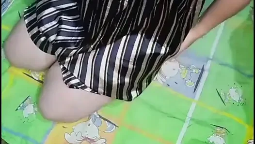 Hintli porno chindo kız erkek arkadaşına amcığını gönderiyor