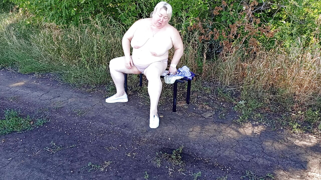 Susjeda u parku se svlači i masturbira do orgazma na klupi