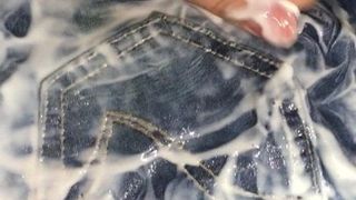 Étalez du yaourt sur un jean uniquement féminin