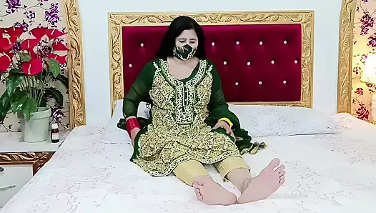 Une belle mariée pakistanaise se masturbe en robe de mariée avec des mots clairs en hindi et en ourdou