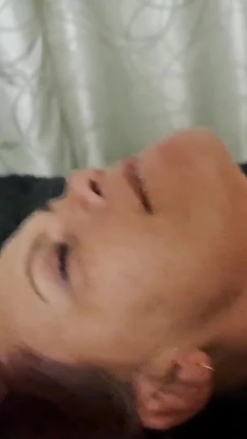 "Il marito invita due amici a scopare la moglie senza preservativo. NIENTE PRESERVATIVO !! "