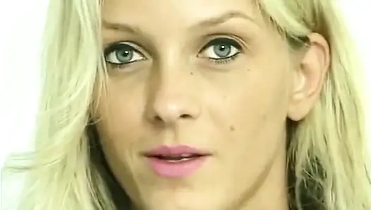 Sexy blondes schätzchen füllt ihre muschi mit einem riesigen dildo