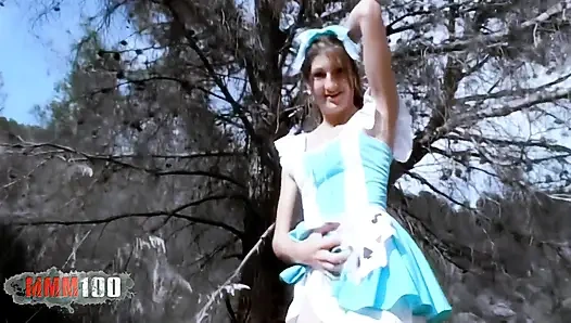 Alys asi: kılık değiştirmiş genç kız ateşli striptiz yapıyor