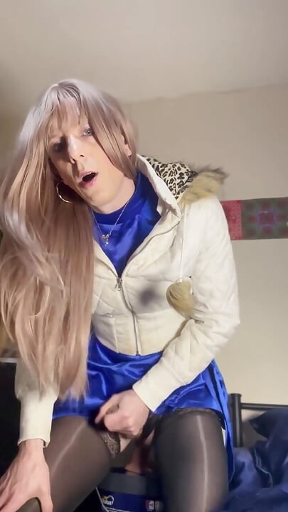 Jess скачет в шелке