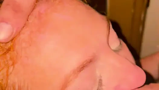 Istri hot rambut merah lagi asik nyepong kontol pria kulit hitam sambil berlutut