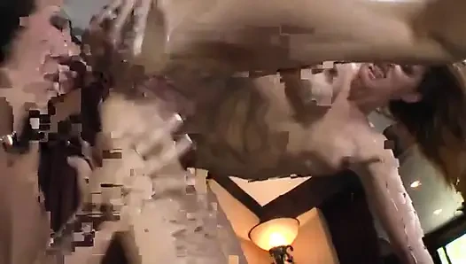 Genç erkek avcısı ve genç esmer ateşli oral seks yapıyor