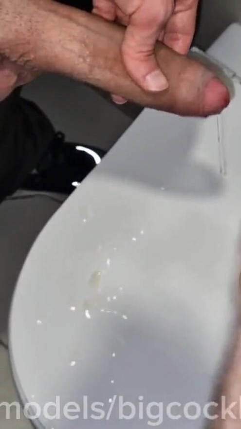 A store employee was fucked in a public toilet. 💦 It's fucking Hot | Clip 1