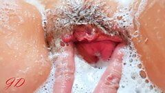 Juicydream - jogos molhados na banheira 2 - buceta e espuma