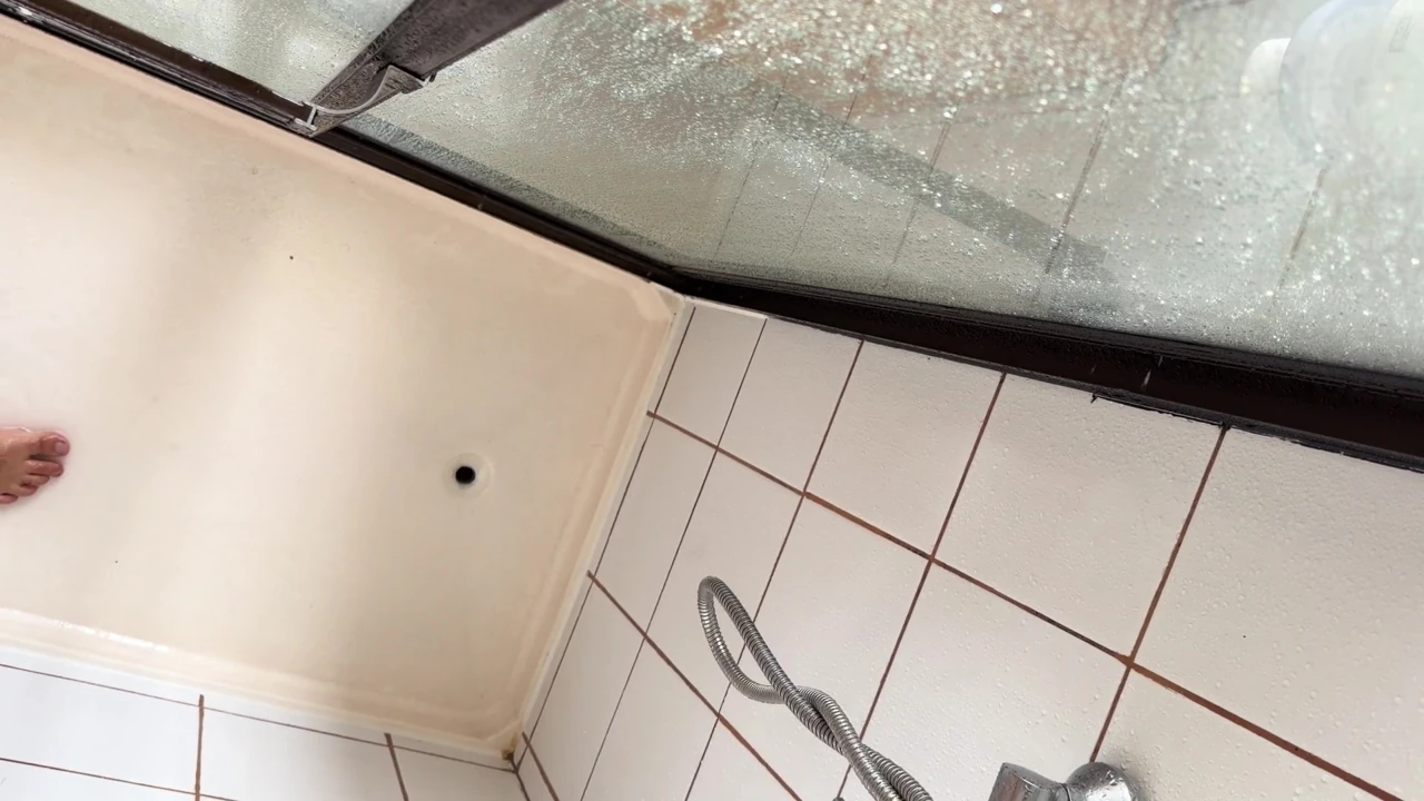 Heteroseksüel adam pansiyon duşunda yarı alıyor