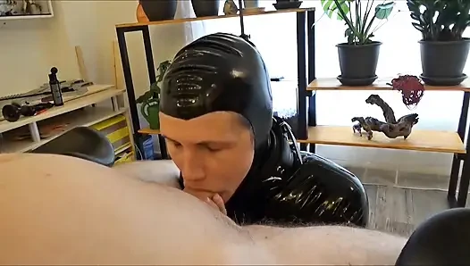 Рабыня в латексе должна все глотать