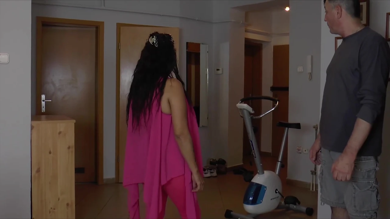 Fuellige geile Milf wird vor der Kamera gebumst