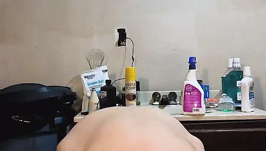 İnleyerek sikişiyor hızlı boşalıyor