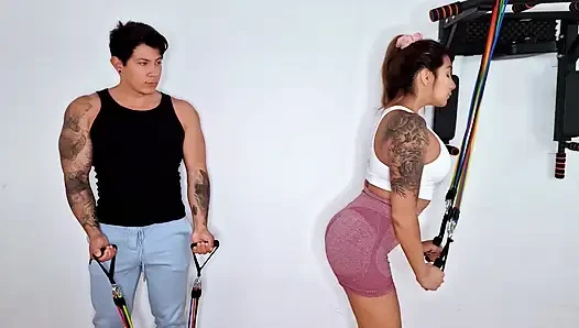 Üvey kızla evde egzersiz sert bir seks seansıyla bitiyor!