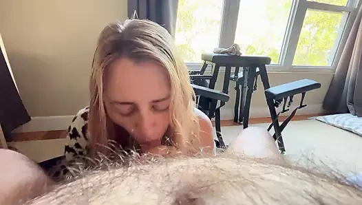 Hevesli evli kadın harika sakso çektikten sonra her damlayı emiyor ve yutuyor