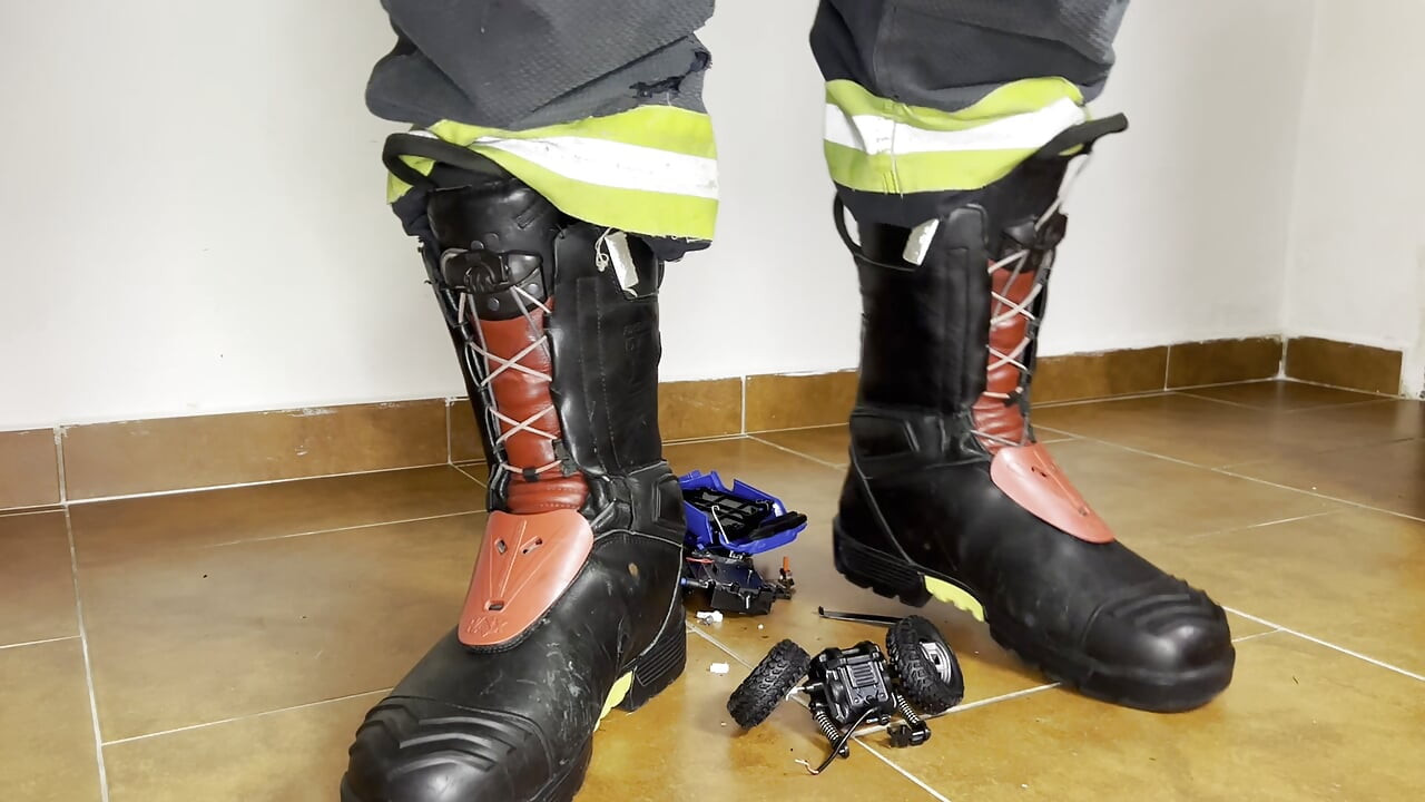 Firefighter crush RC Truck with Haix