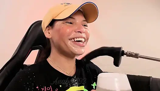 Yüzüne ve sert penisine kirli patlıyorum, boğazımı sıkıca takip et