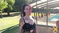 Vick, hermosa morena tatuada, folla a dos hombres ultra-sexys