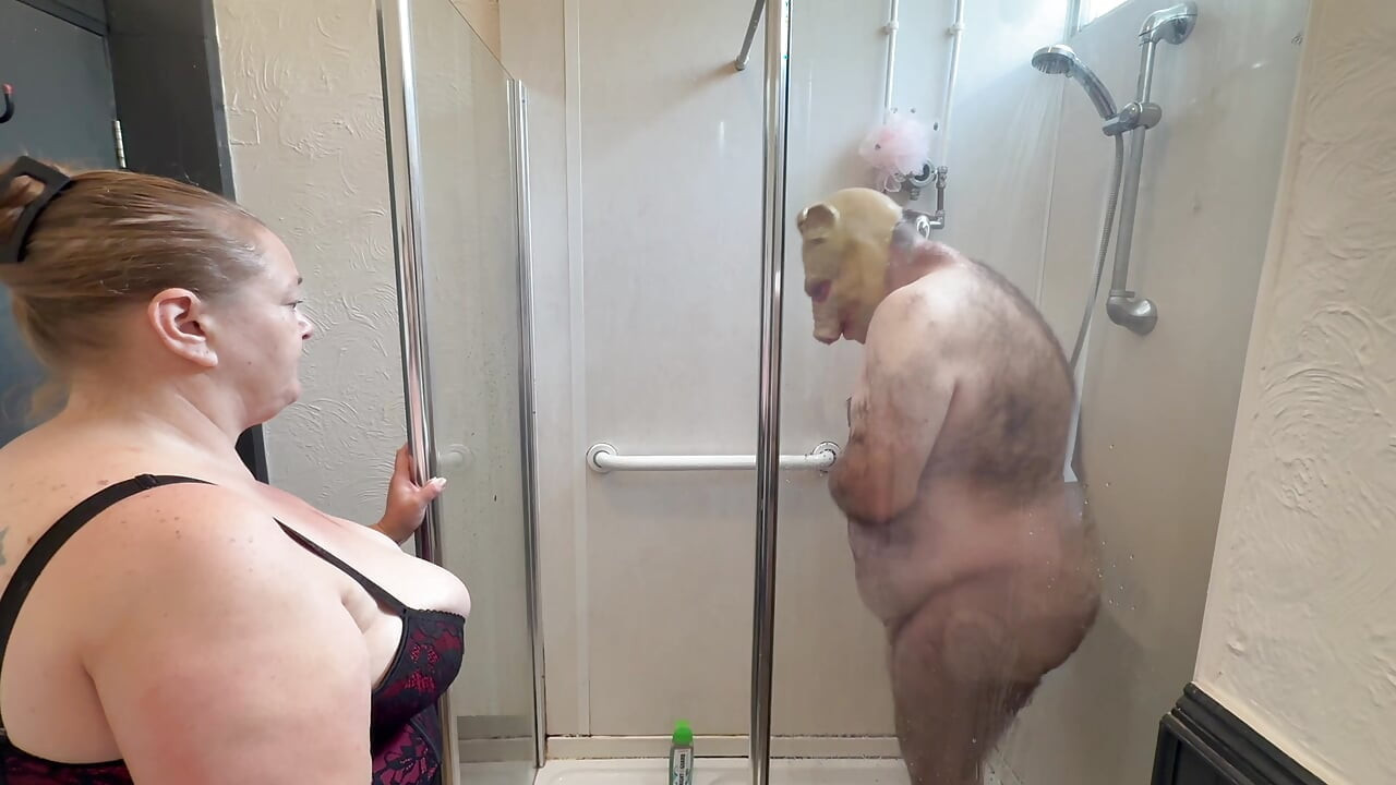 Domina satana und satanas piggy in der dusche.